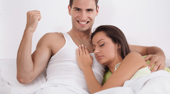 жена у кревету са мушкарцем који има повећану потенцију